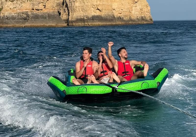 Bóias de reboque puxadas por barco