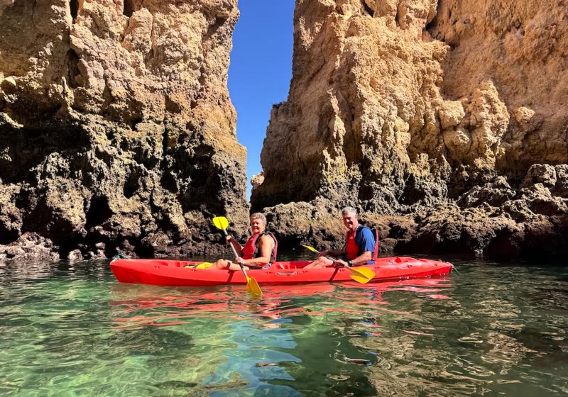 Passeio de kayak nas grutas de Lagos