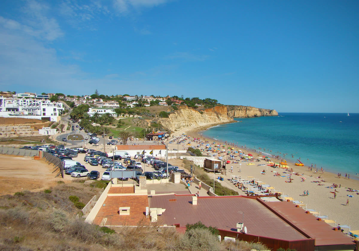 A praia entre as falésias de Porto de Mós